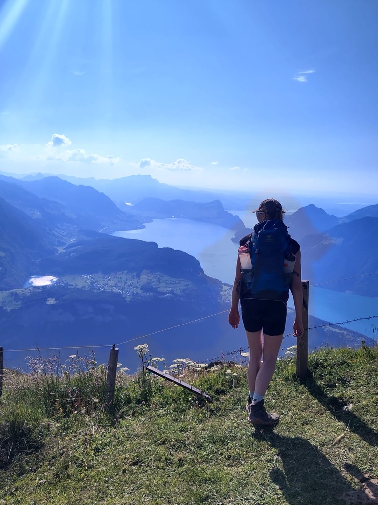 Dr. med. Saskia Heizmann beim Wandern mit Blick über einen Bergsee